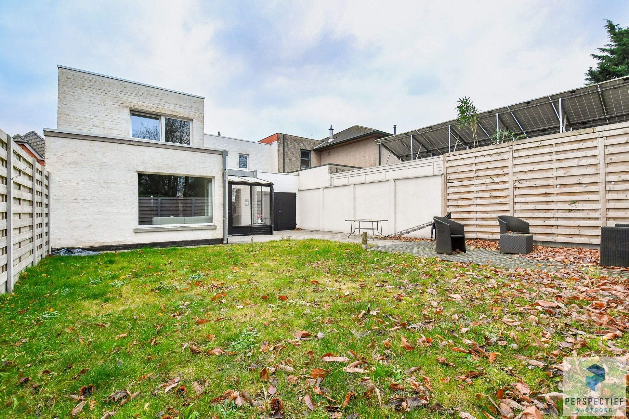 Mooi afgewerkte woning met 3 SLPKS, oprit en garage vlakbij het centrum foto 6