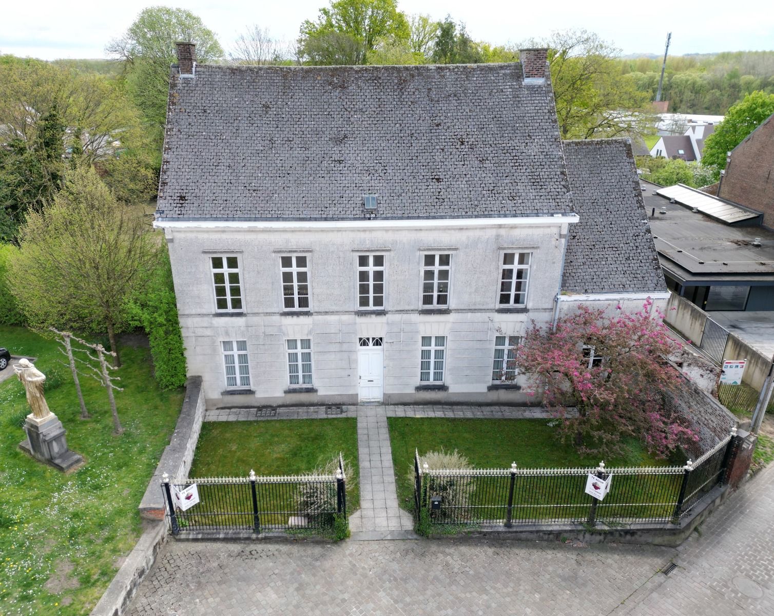 Hoofdfoto van de publicatie: Karaktervolle pastoriewoning in het hart van Moorsel!