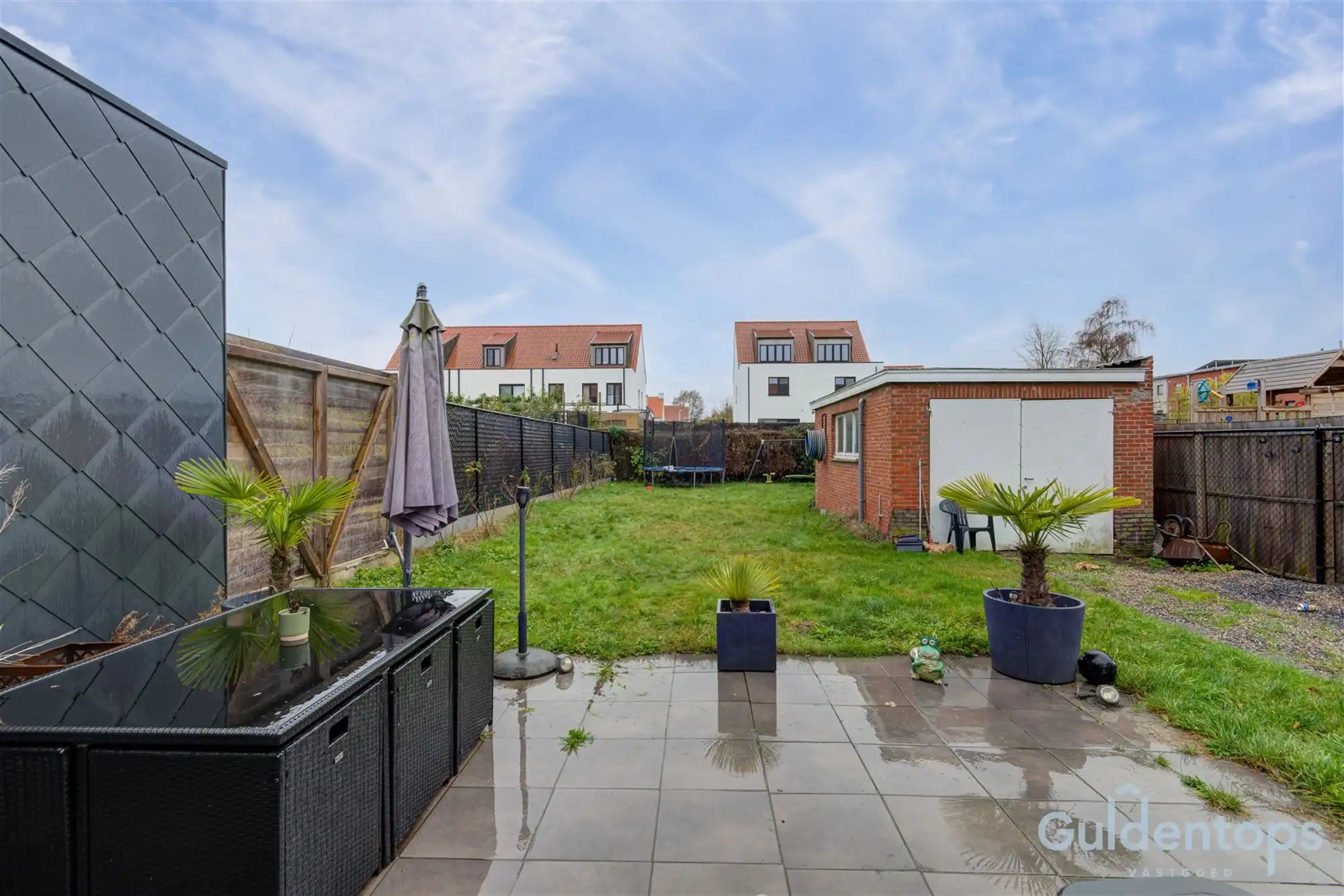 Hoofdfoto van de publicatie: half open woning op ruim perceel