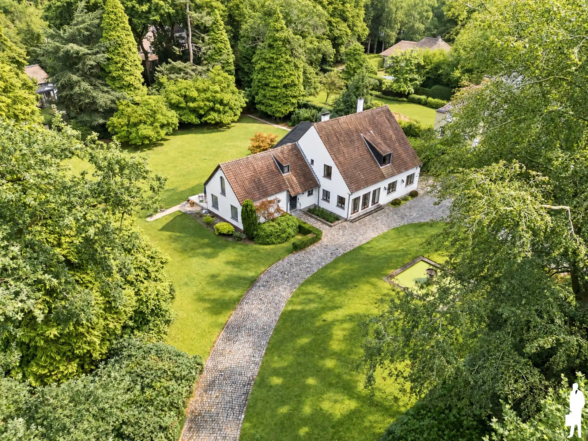 Verrassend ruime villa op prachtig perceel van ca. 4.175 m² foto 2
