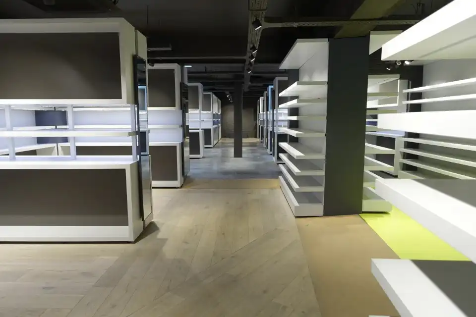 Ruime handelszaak (ca. 290m²) met grote visibiliteit foto 10