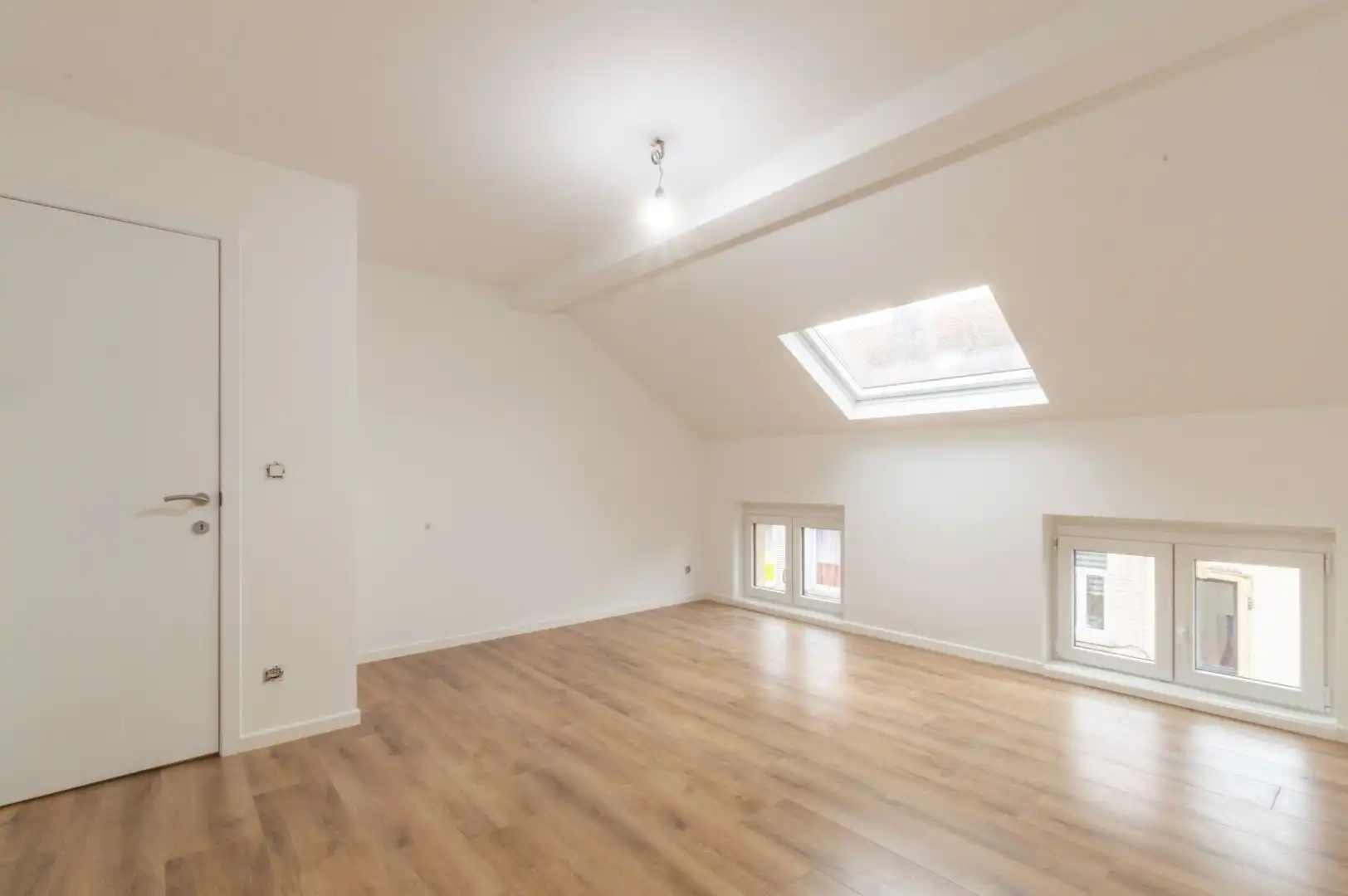 ZEER RUIME, VOLLEDIG GERENOVEERDE WONING ! foto 9