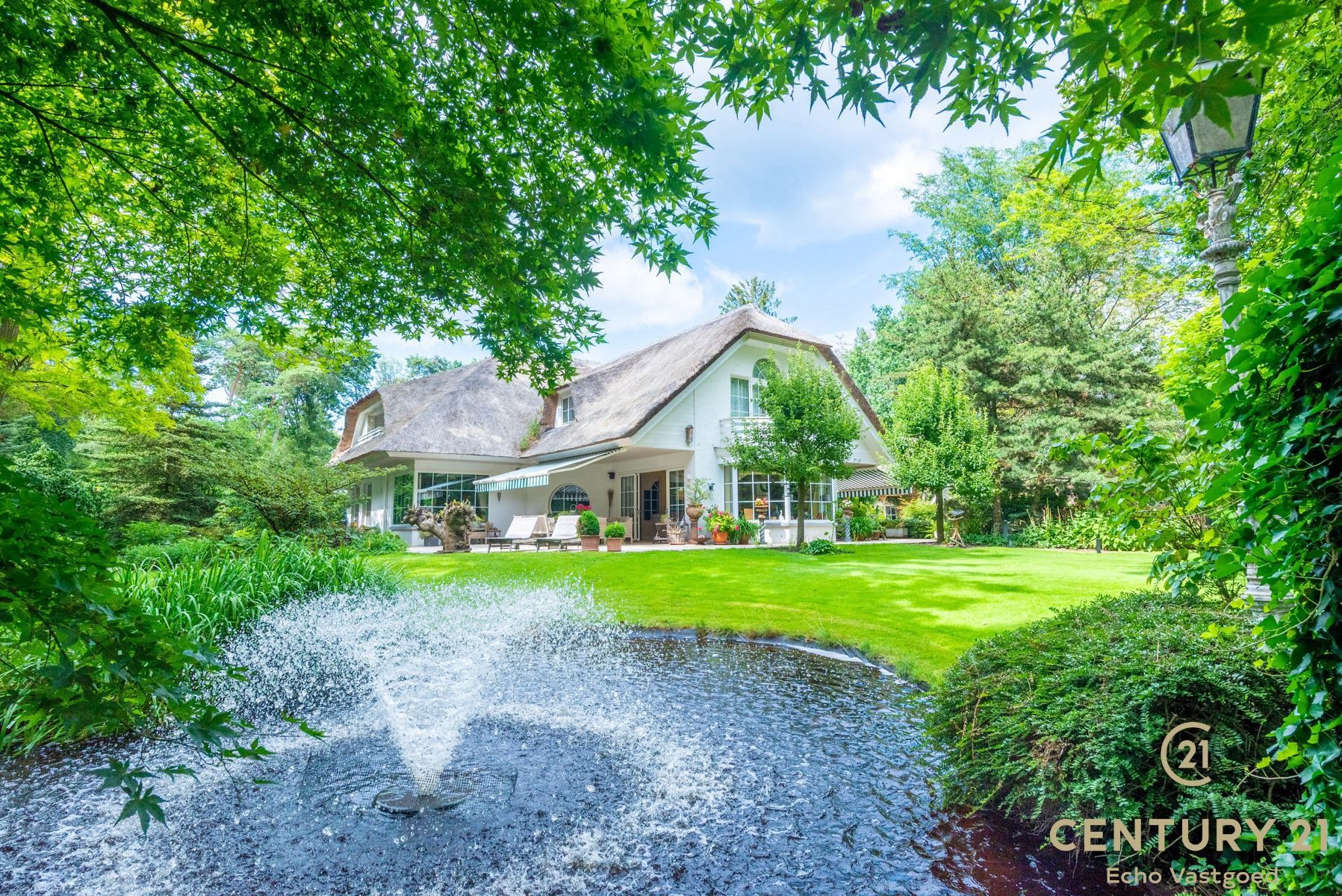 Karaktervol landhuis met prachtige tuin van ca 2128m² foto 2