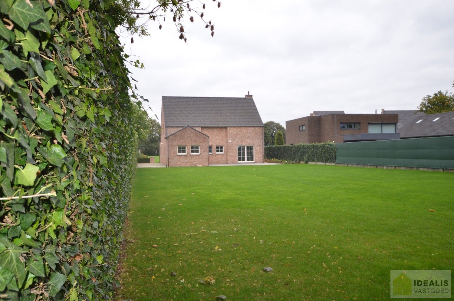 LUXUEUS AFGEWERKTE VILLA IN ZEER GOEDE STAAT! Deze ruime woning omvat o.a. een grote leefruimte, ruime keuken met bergplaats, wasplaats, 3 slaapkamers, ruime badkamer, inpandige garage en bergzolder! De villa is gelegen op een perceel met een opp. +/-13a dat volledig is aangelegd en omheind! Zeer geschikt voor kandidaten op zoek naar een rustig, doch centraal gelegen instapklare woning. foto 27
