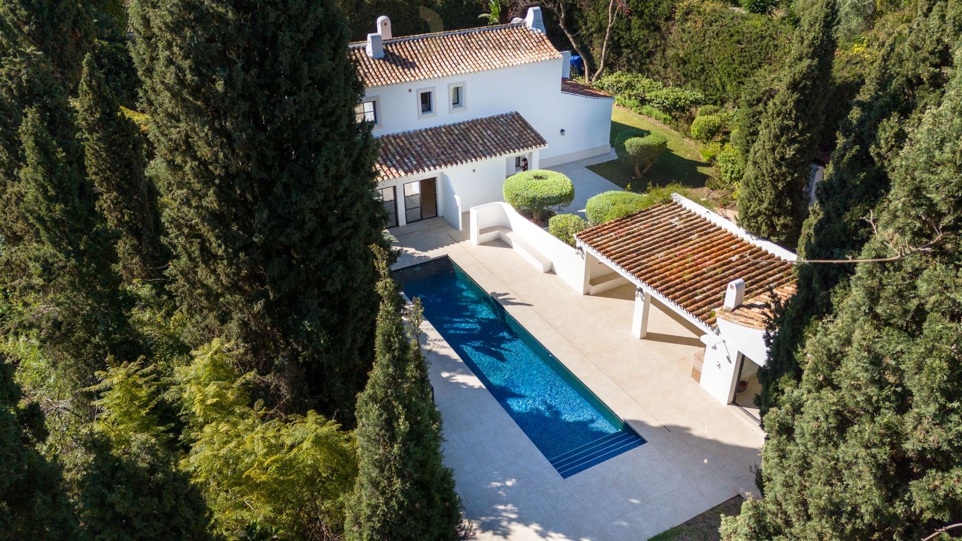 Gerenoveerde chique villa te Benahavis omgeven door een prachtig landschap. foto 27