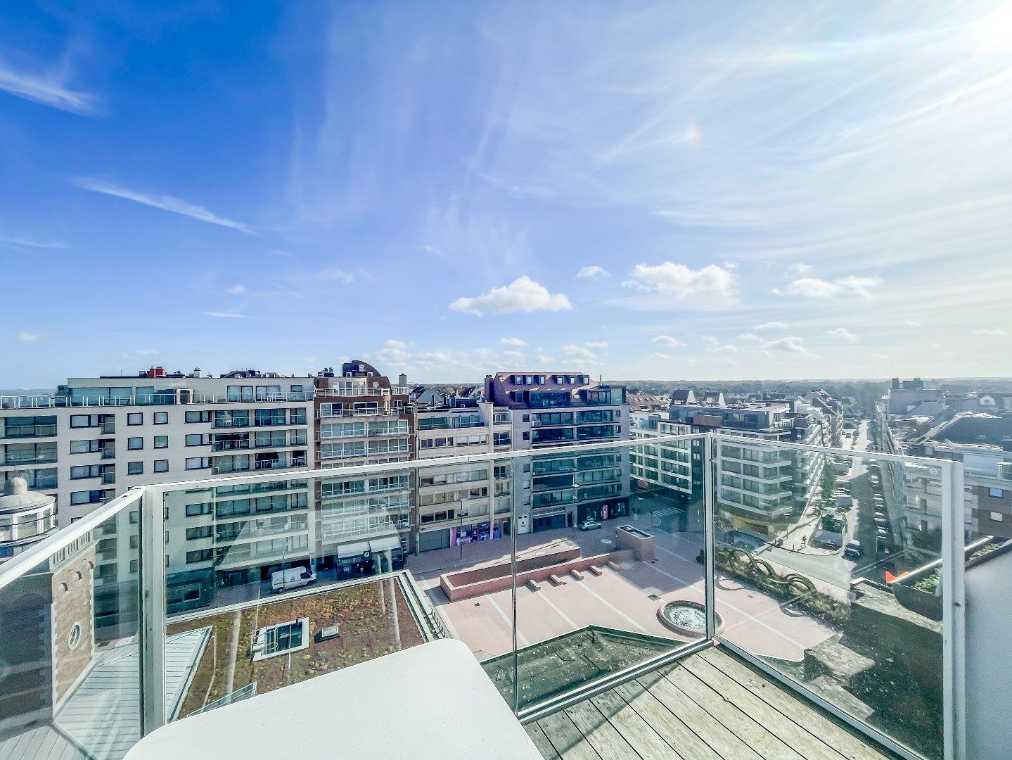 Duplex dakappartement met mooi zeezicht en 2 zonneterrassen gelegen aan het Lichttorenplein. Garage te koop foto 5