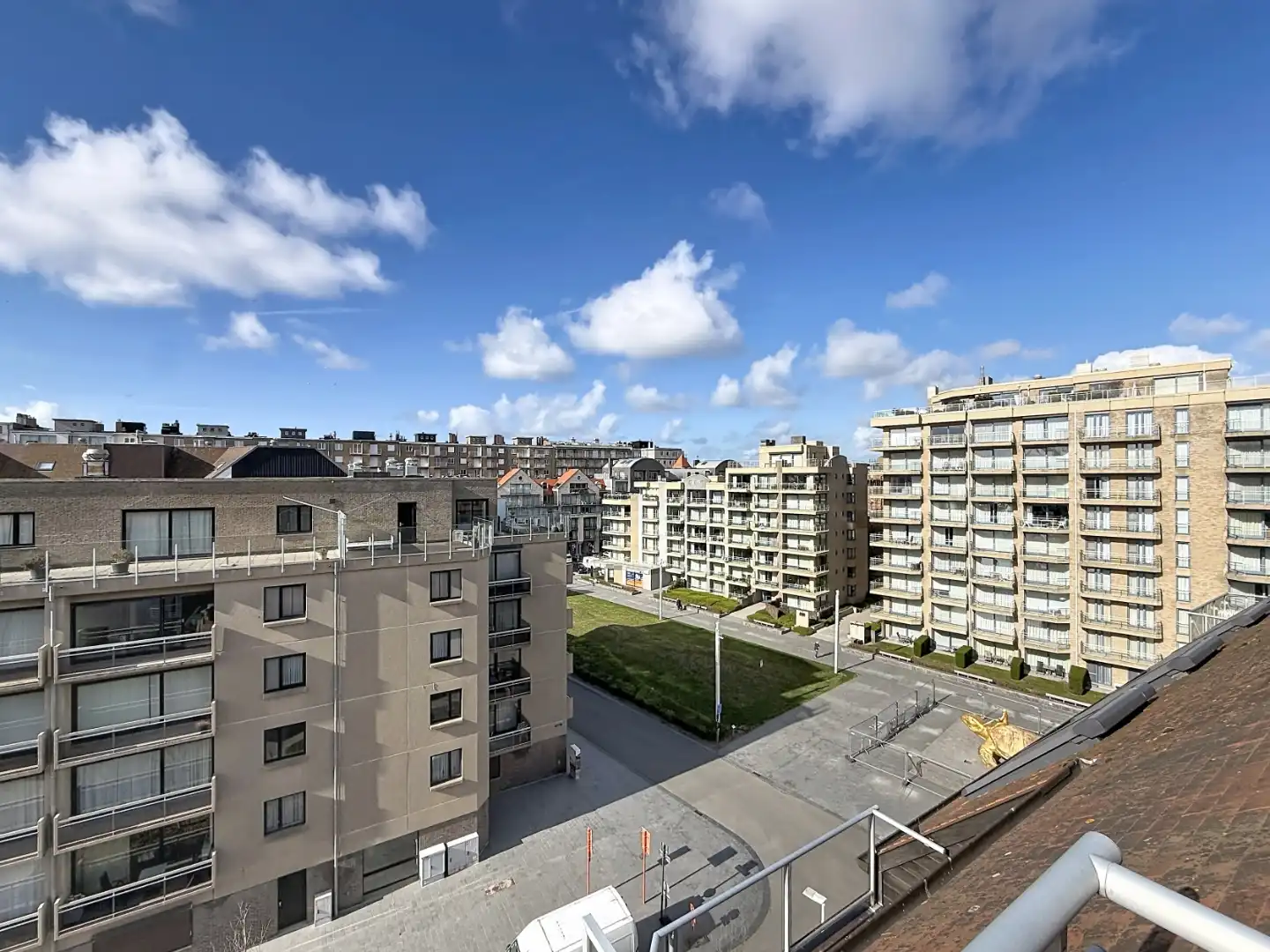 Instapklaar en gemeubeld dakappartement met topligging in Nieuwpoort-Bad foto {{pictureIndex}}