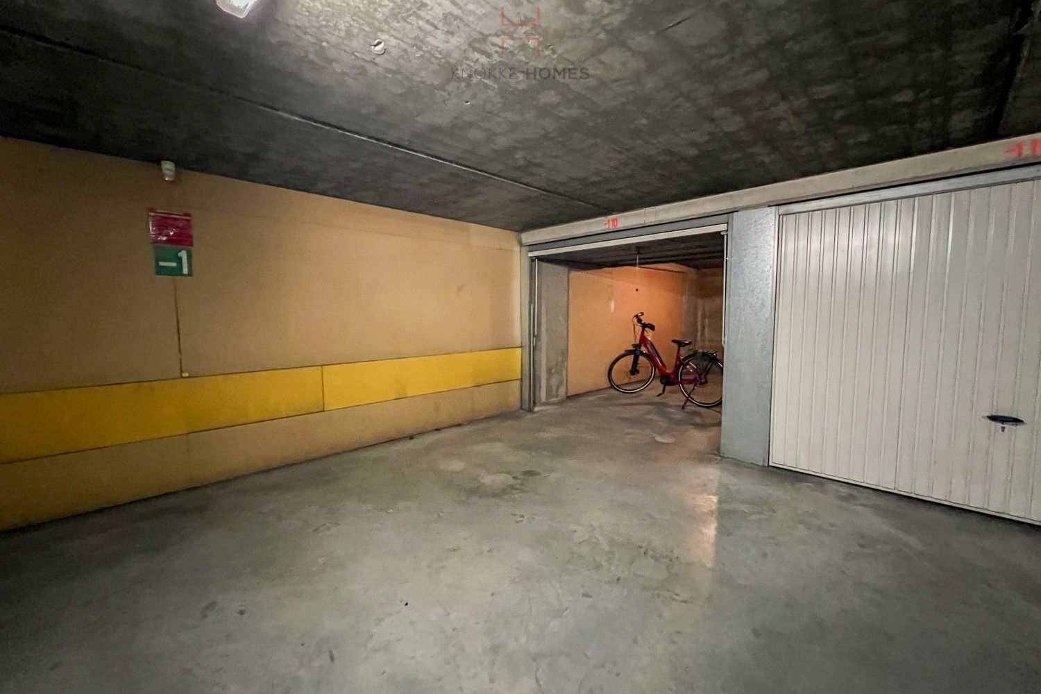 Ruime garagebox, gelegen in een zijstraat tussen de Graaf d'Ursellaan en de Zeedijk in Heist foto 2