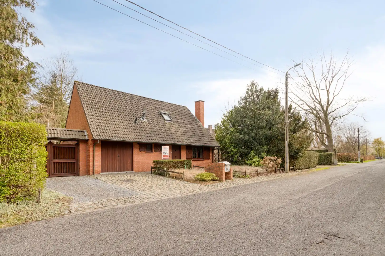 Alleenstaande woning met 2 slaapkamers, garage en grote tuin - verscholen in het groen. foto 2