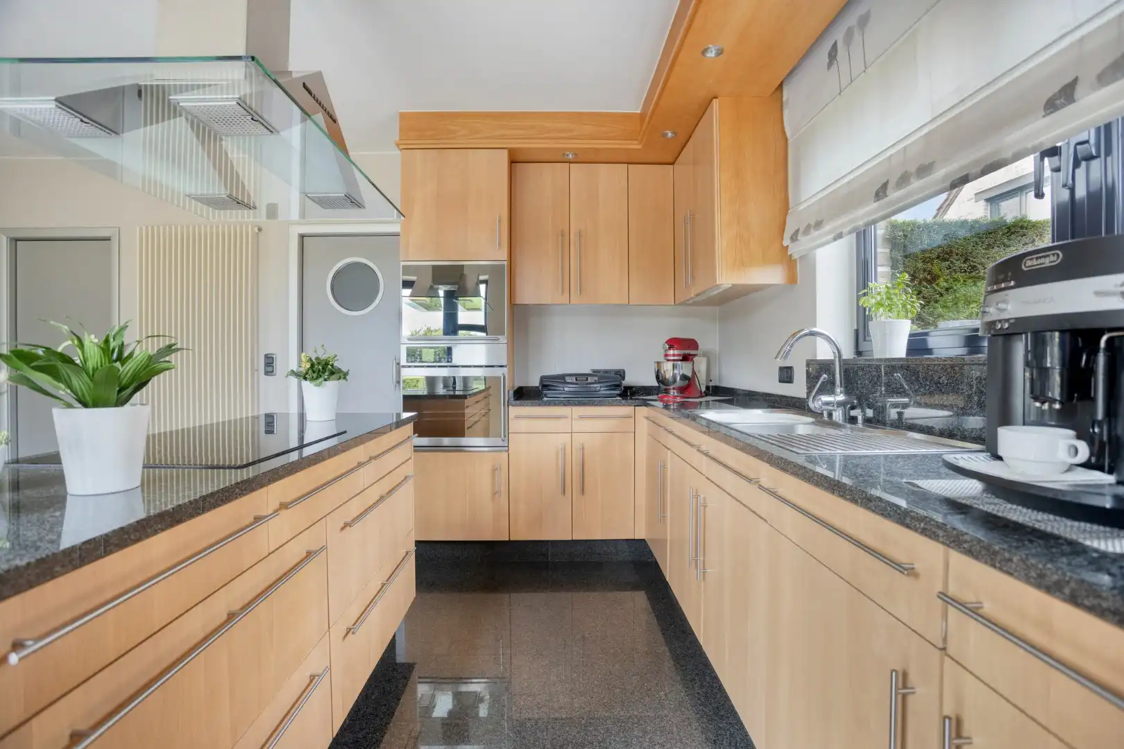 Landelijk en stijlvol wonen in alle rust – Ruime villa met fraai aangelegde tuin foto 11