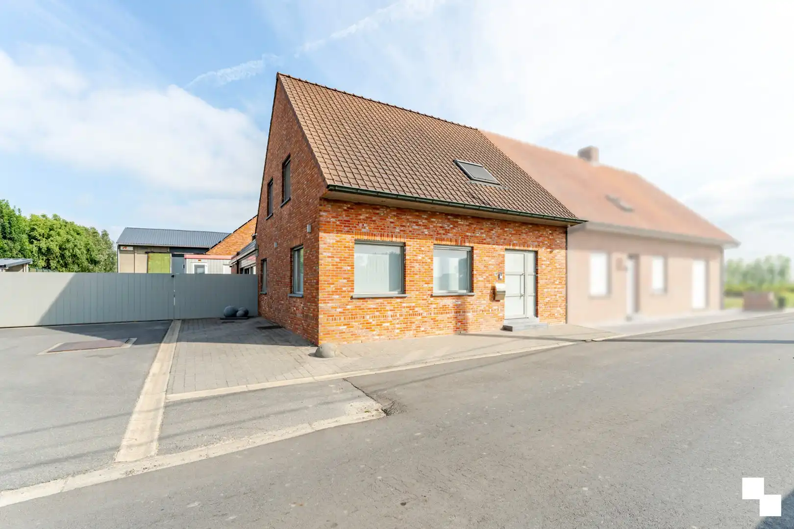 Veelzijdige eigendom met recente woning en heel wat opslagmogelijkheden te Lendelede foto 2