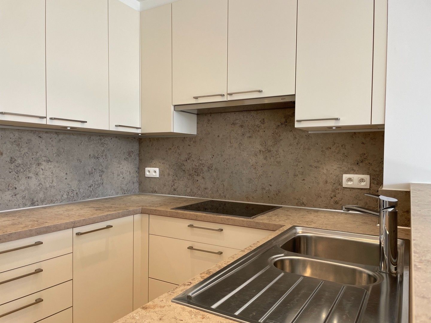 Verzorgd en vernieuwd ongemeubeld appartement met balkon in de Lippenslaan te Knokke foto 8