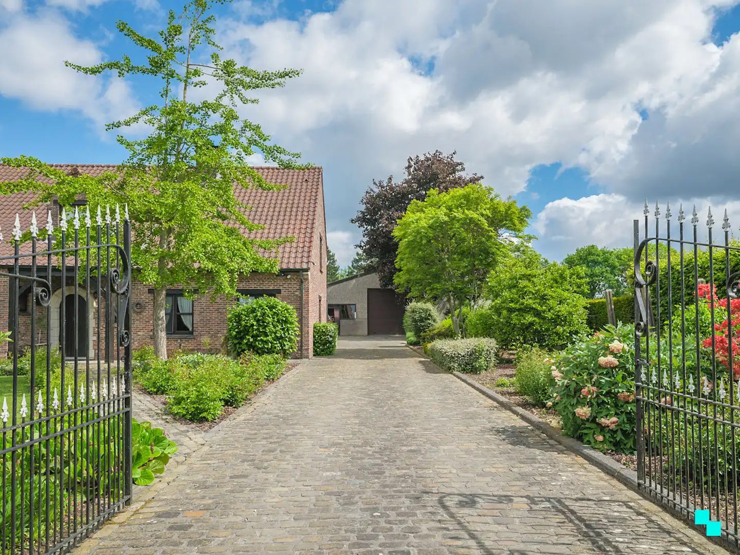 Charmante woning met magazijn te Balegem foto 2