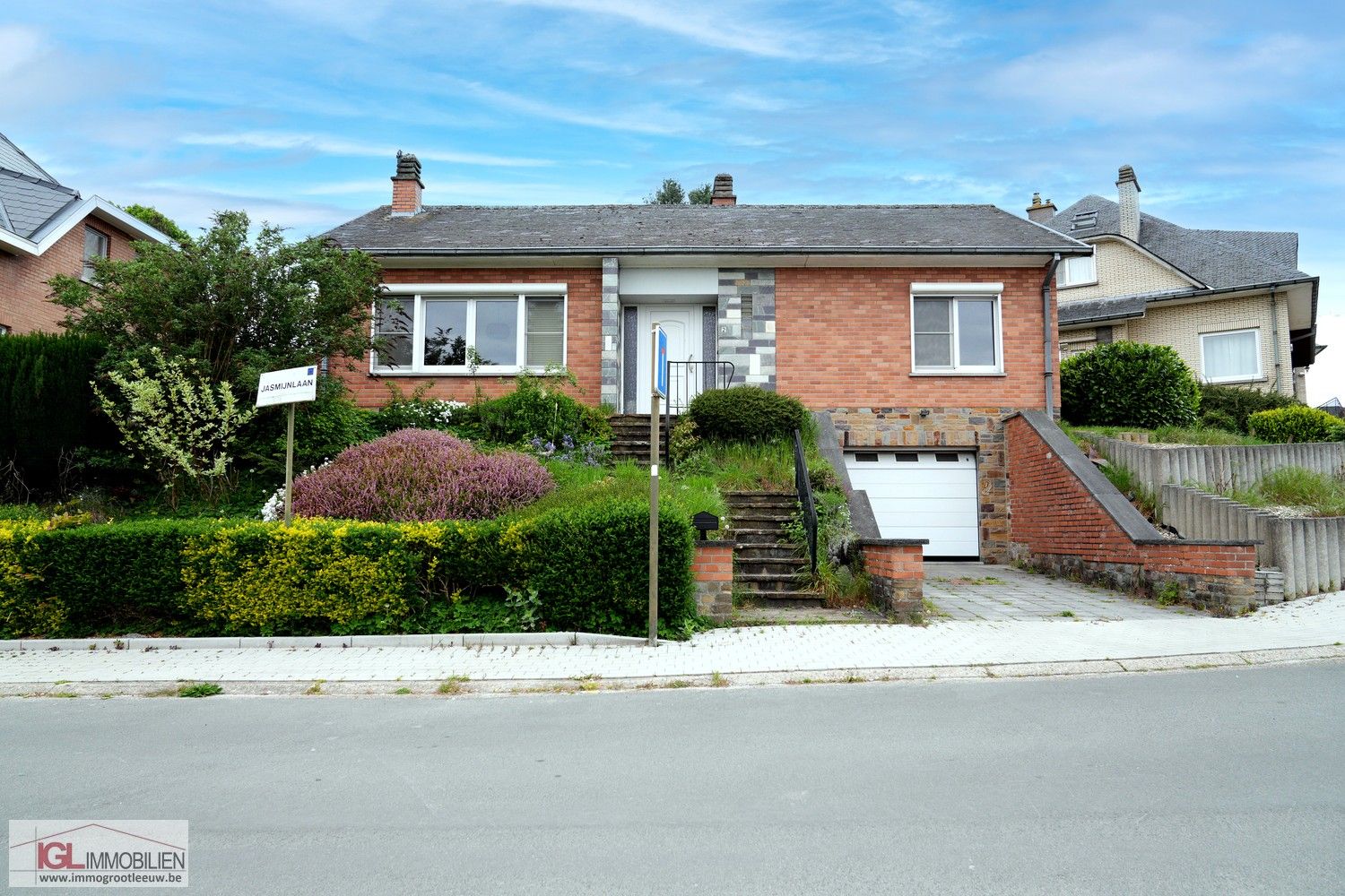 Ruime bungalow met dubbele garage en tuin te koop in Sint-Pieters-Leeuw foto {{pictureIndex}}