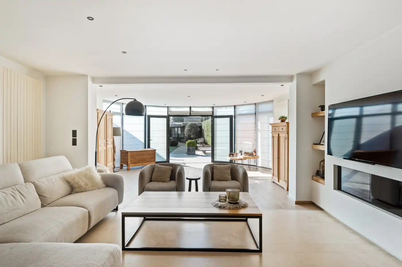 Ruime woning met commerciële ruimte, 2 slpk. en tuin foto 5