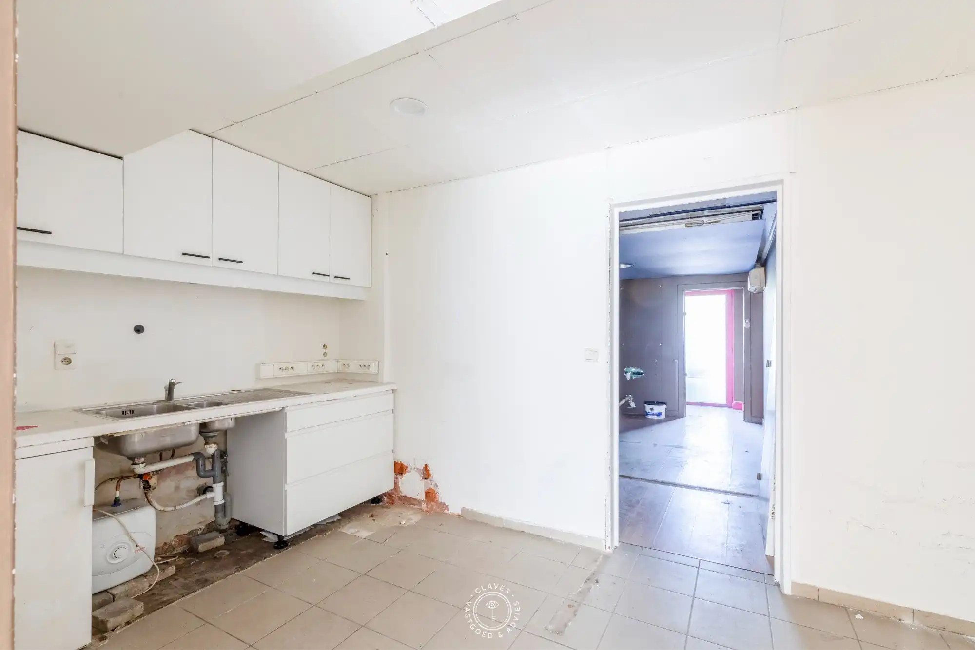 Commerciële toplocatie: handelspand met brede etalage en veel passage foto 8