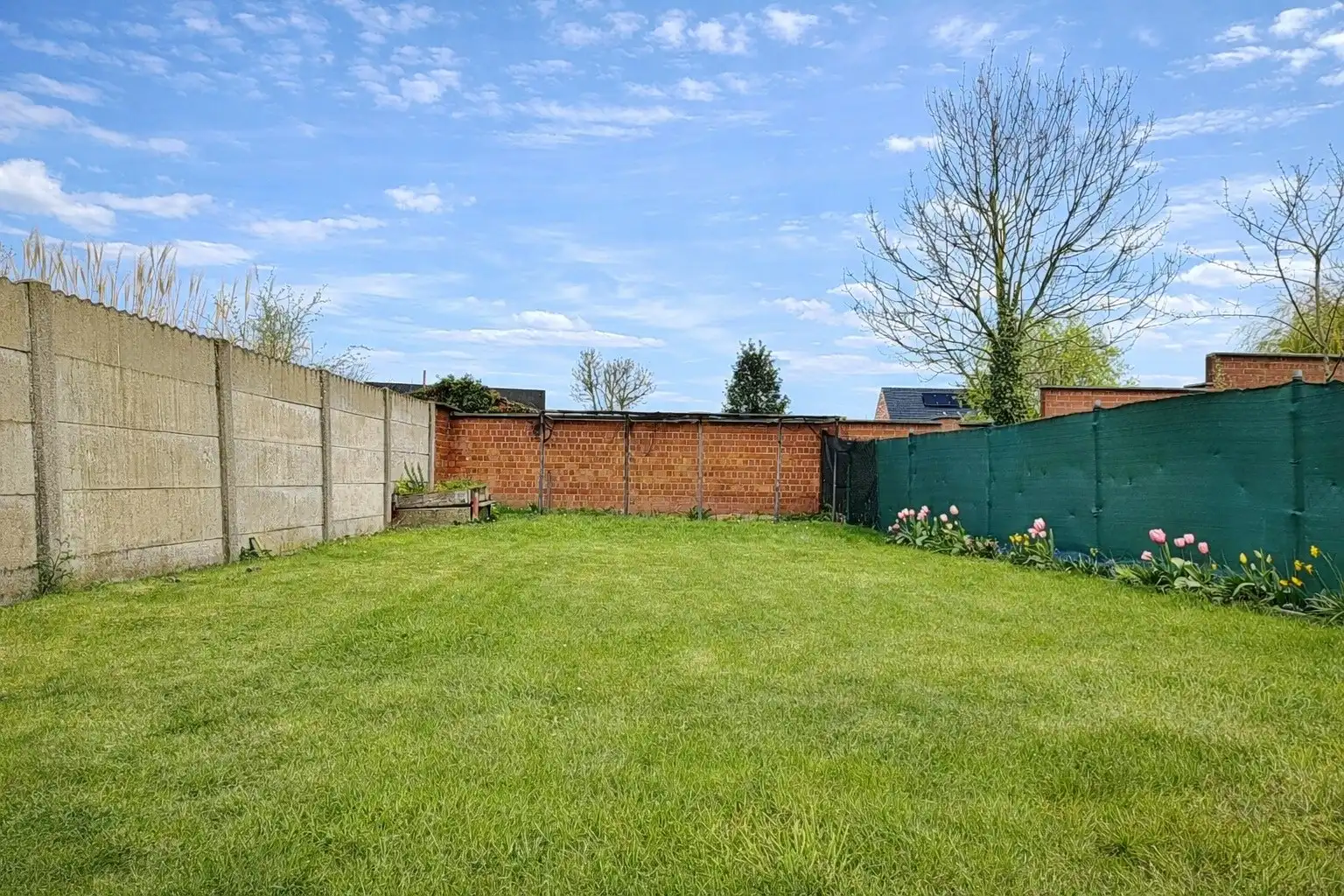 Charmante rijwoning met zonnige tuin in het rustige Woesten foto 13