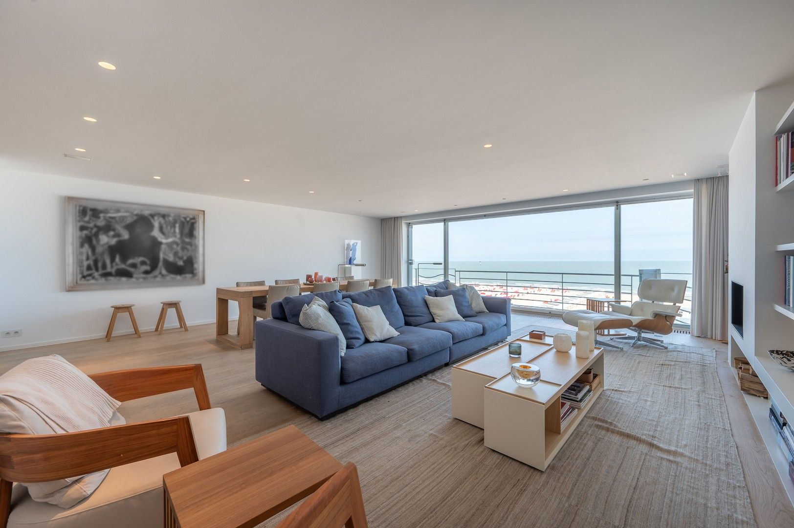 Prachtig appartement op de zeedijk in het Zoute met een gevelbreedte van 8 meter genietend van een panoramisch zeezicht foto {{pictureIndex}}