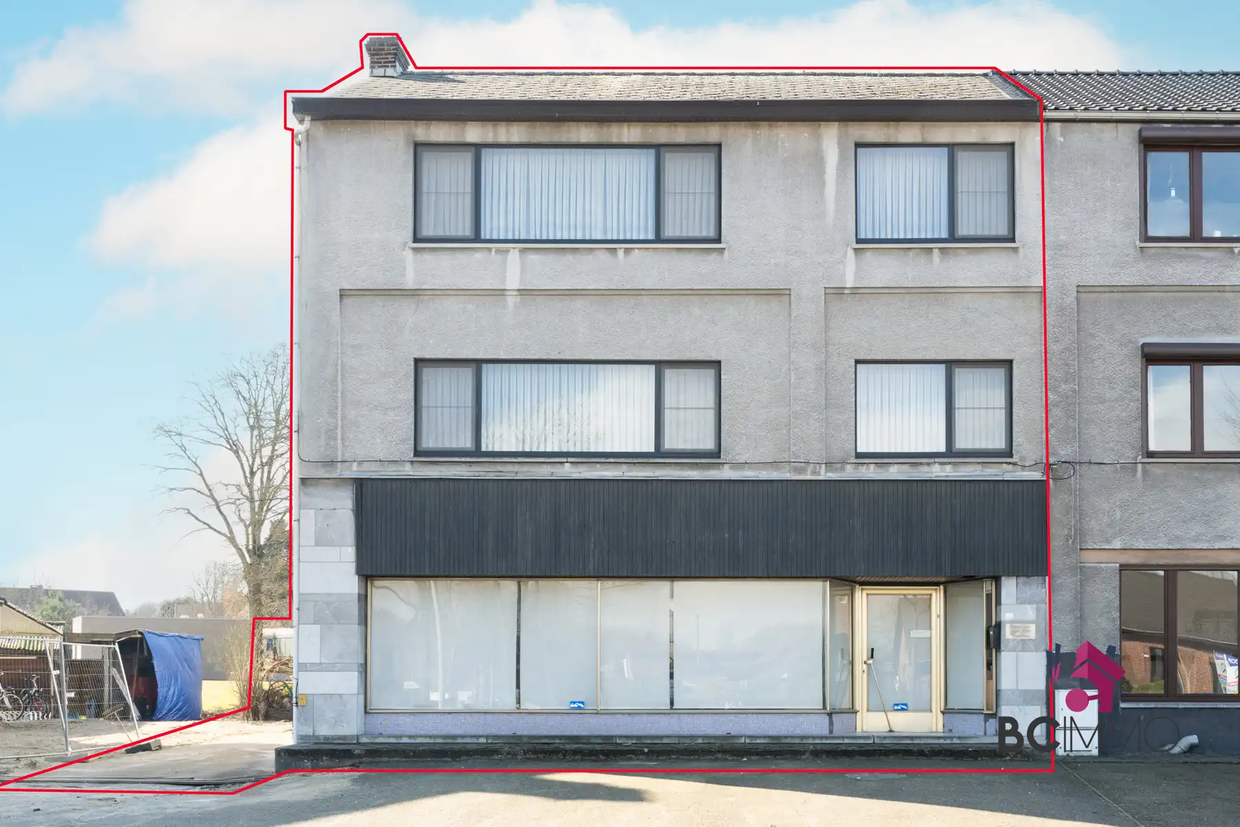 Hoofdfoto van de publicatie: Ruime woning met praktijkruimte en 6 slaapkamers te Genk