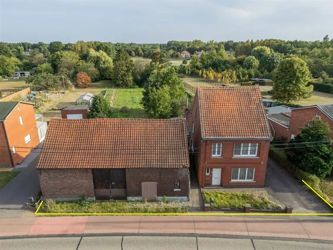 Hoofdfoto van de publicatie: Zeldzaam breed perceel met zuidtuin aan agrarisch gebied