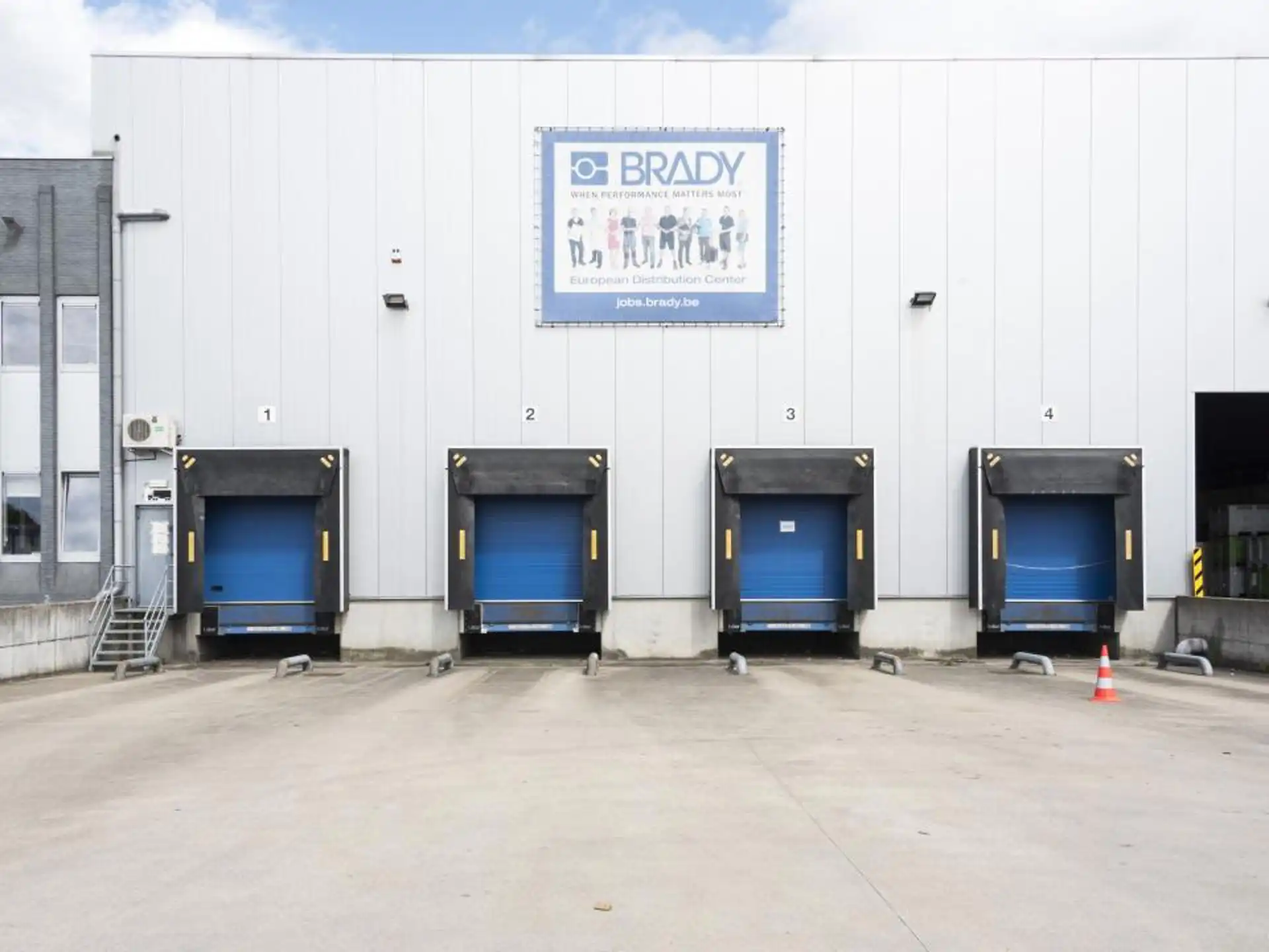 Ideaal logistiek magazijn van 7.663 m² met 1.151 m² kantoren in Zele foto 3