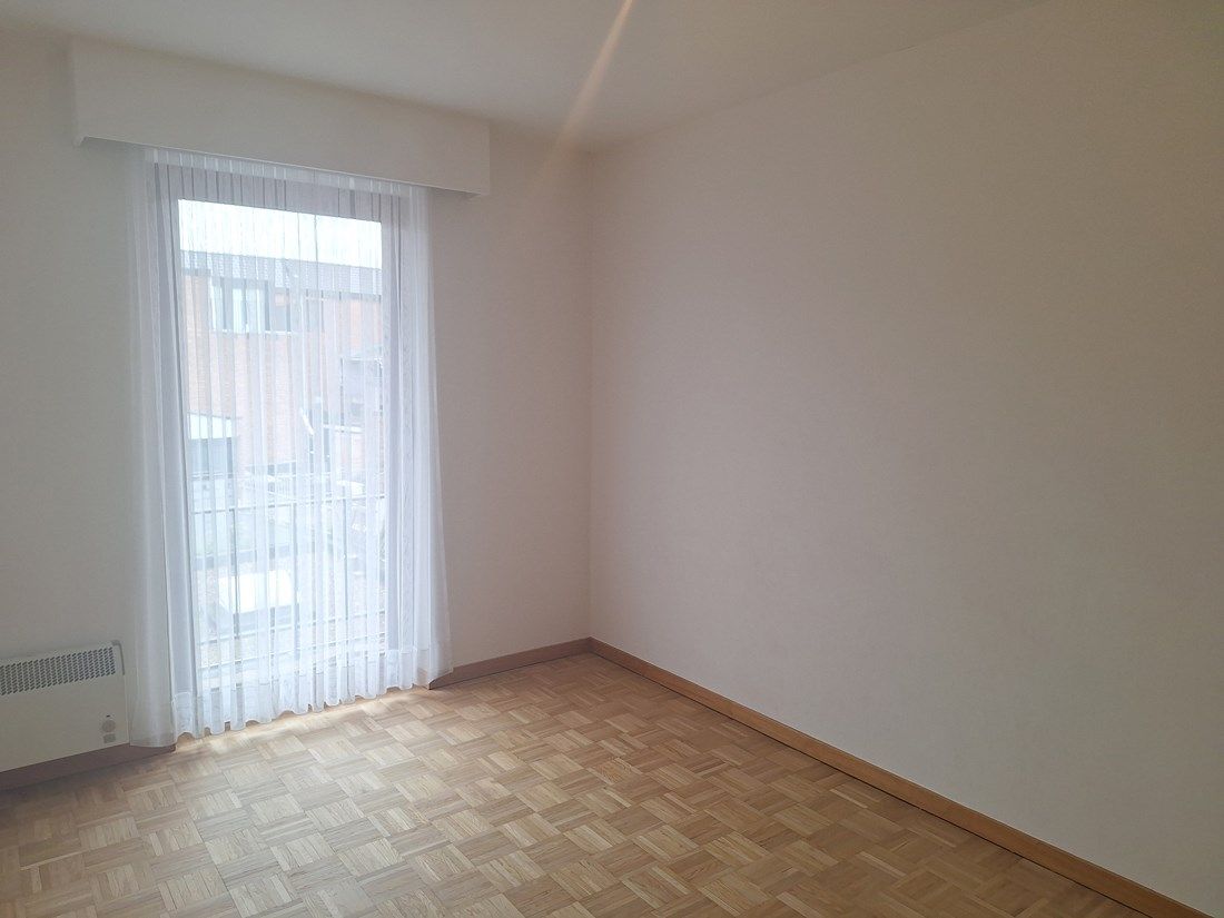 Knap gerenoveerd en perfect gelegen appartement in Genk CENTRUM met AUTOSTANDPLAATS foto 12