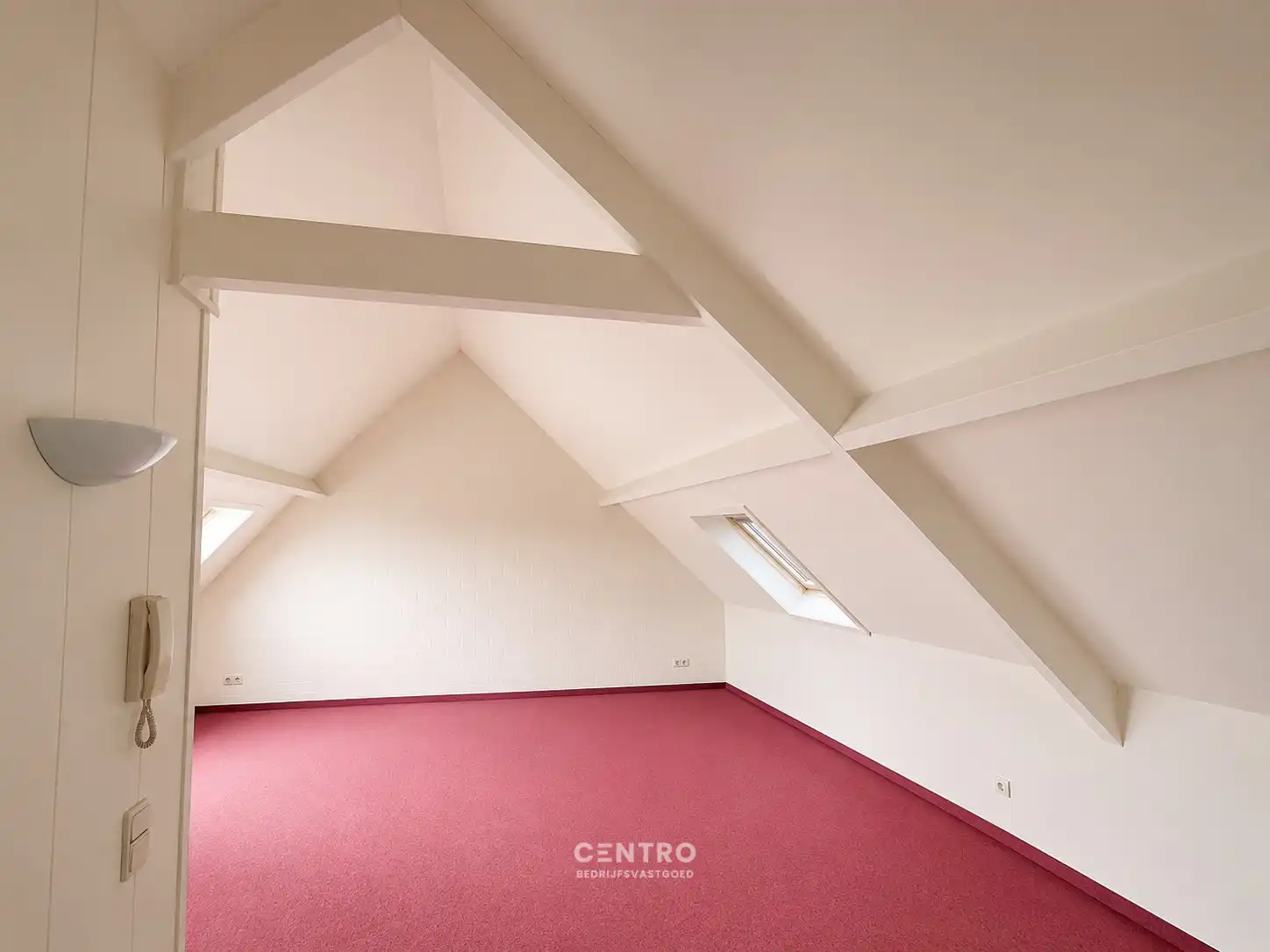 Ruim (430m²), multifunctioneel pand (bewoning, kantoor, praktijk, horeca, ...)  op ZICHTLOCATIE langs invalsweg Roeselare (vlakbij de ring R32). foto 17