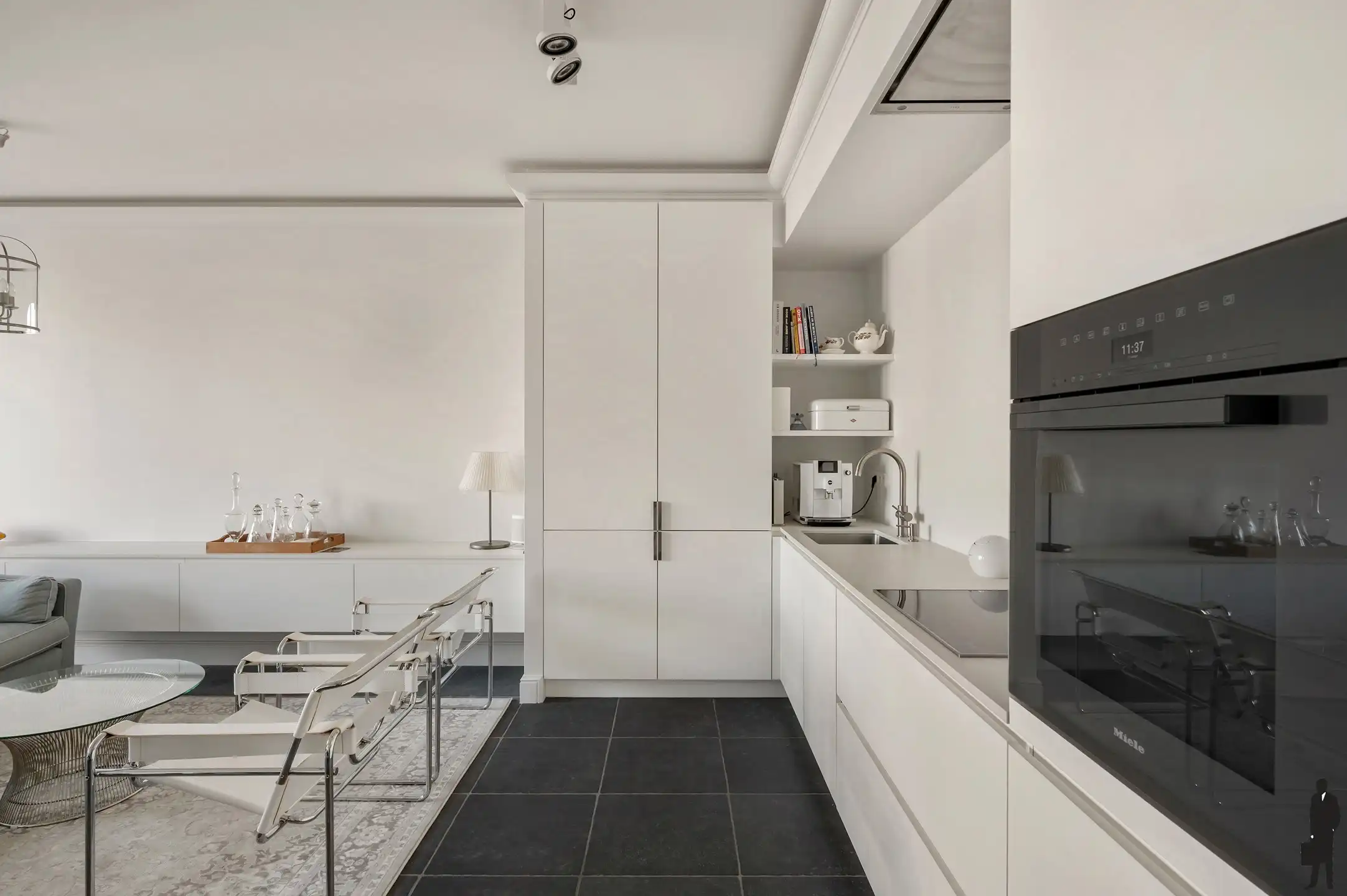 Lichtrijk BEN-appartement met open waterzicht in London Residence foto 8