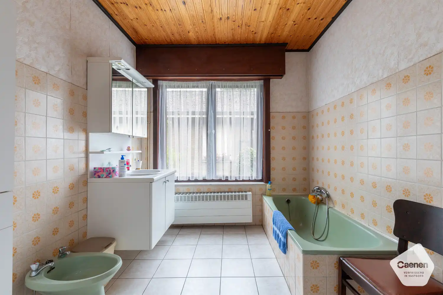 Te renoveren bungalow met 3 slaapkamers, garage en een prachtige tuin op een mooi perceel van 1000 m². foto 12