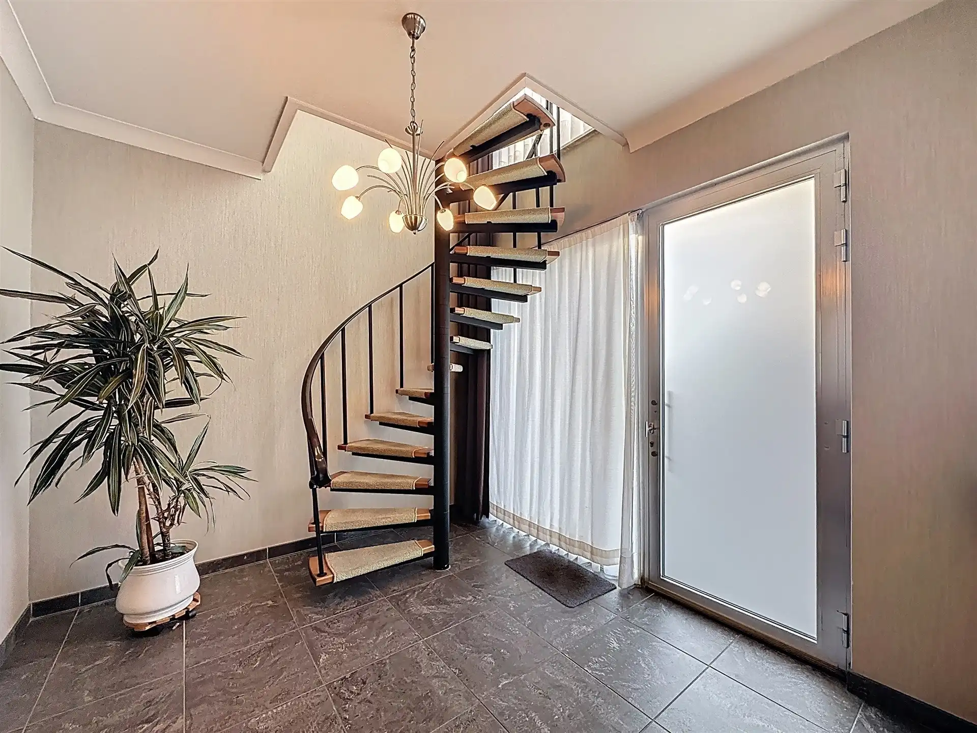 Half open bebouwing met 5 slaapkamers en garage foto 15