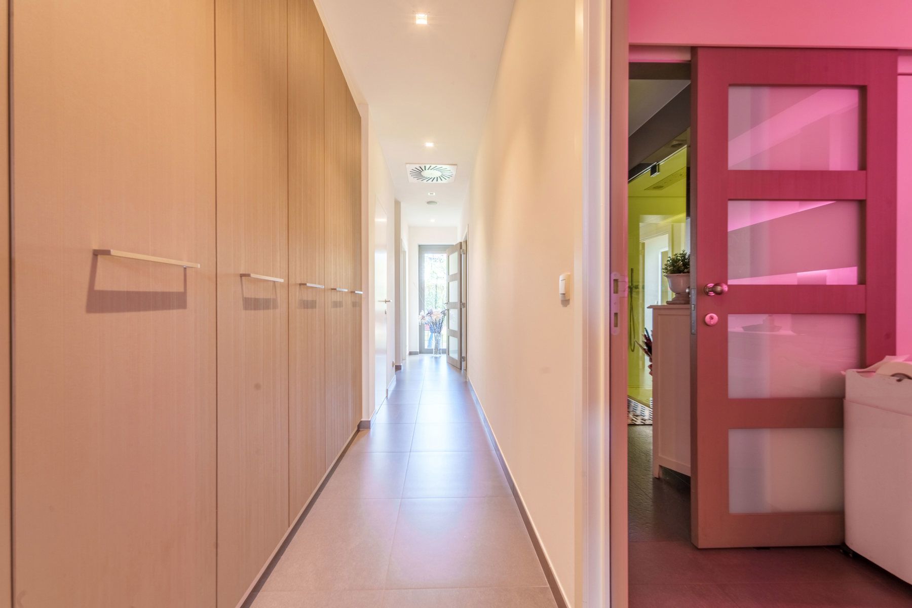 Instapklaar en veelzijdig pand momenteel, perfect ingericht voor het uitbaten van een schoonheidsinstituut.  foto 10