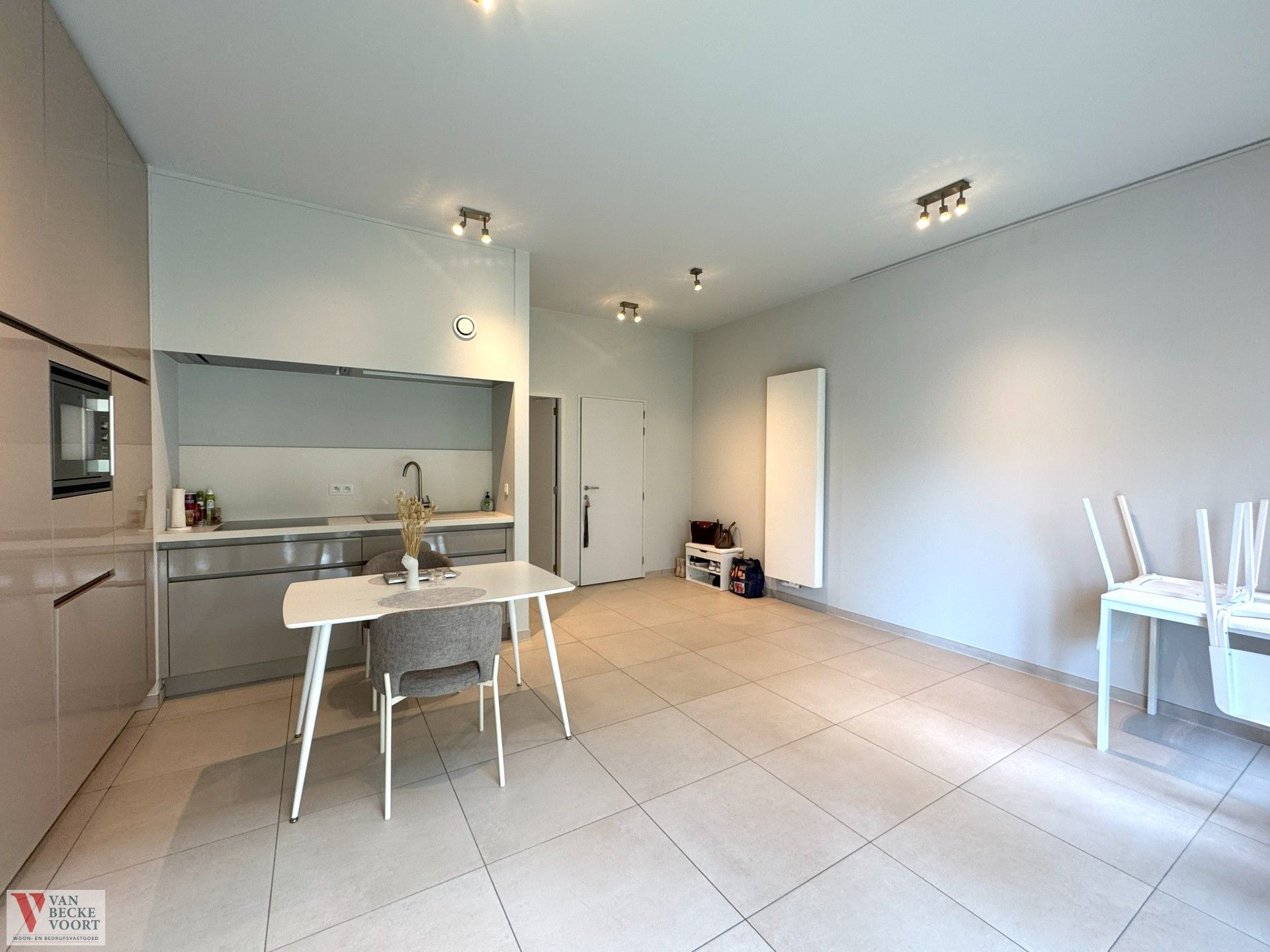 Appartement in gerenoveerd eclectisch herenhuis aan de Sint-Jozefkerk foto 3