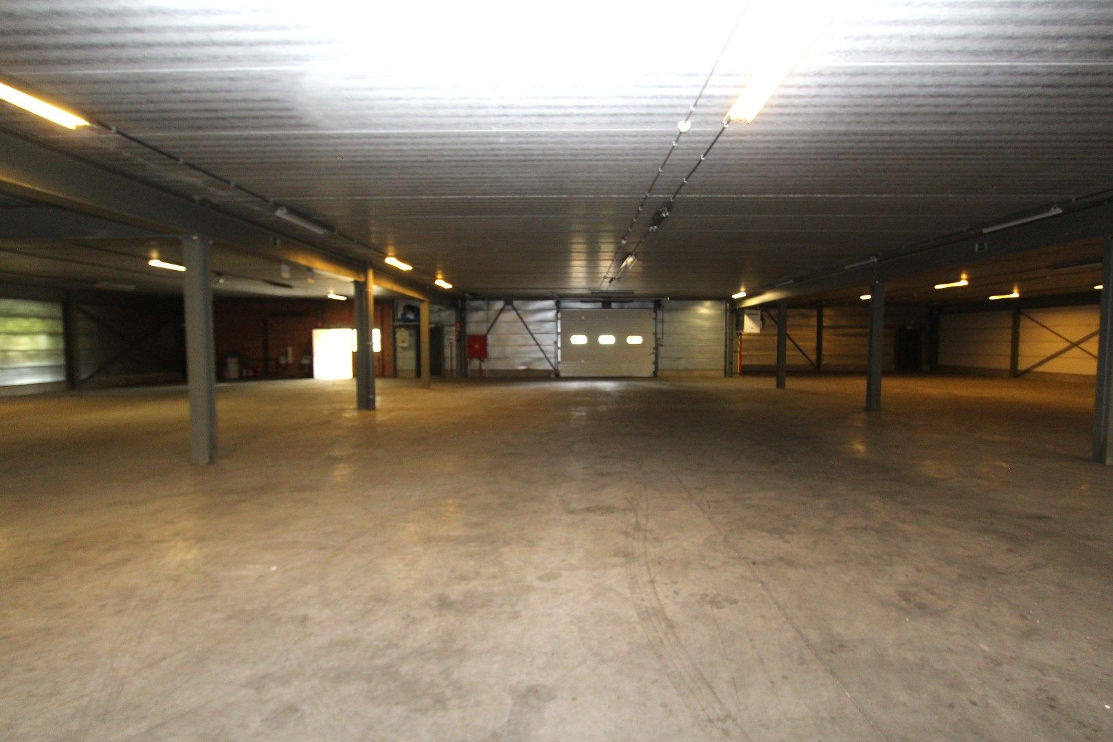 Magazijn (2.400m²) met bureel en appartement te Tongeren foto 12