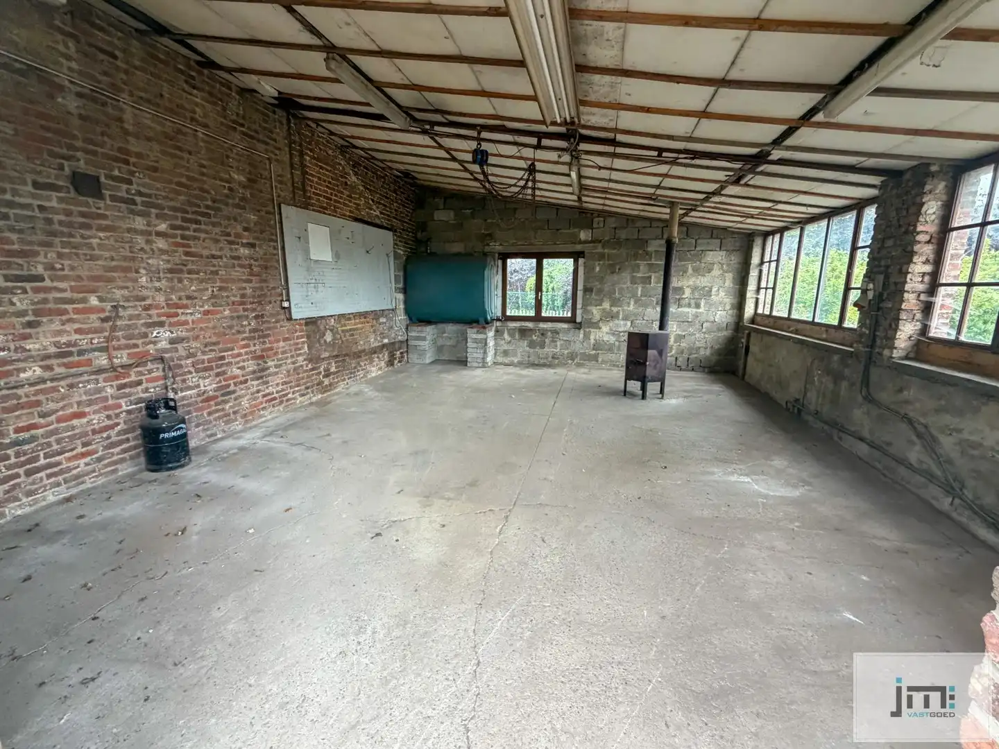 Woning met grote stallen foto 12