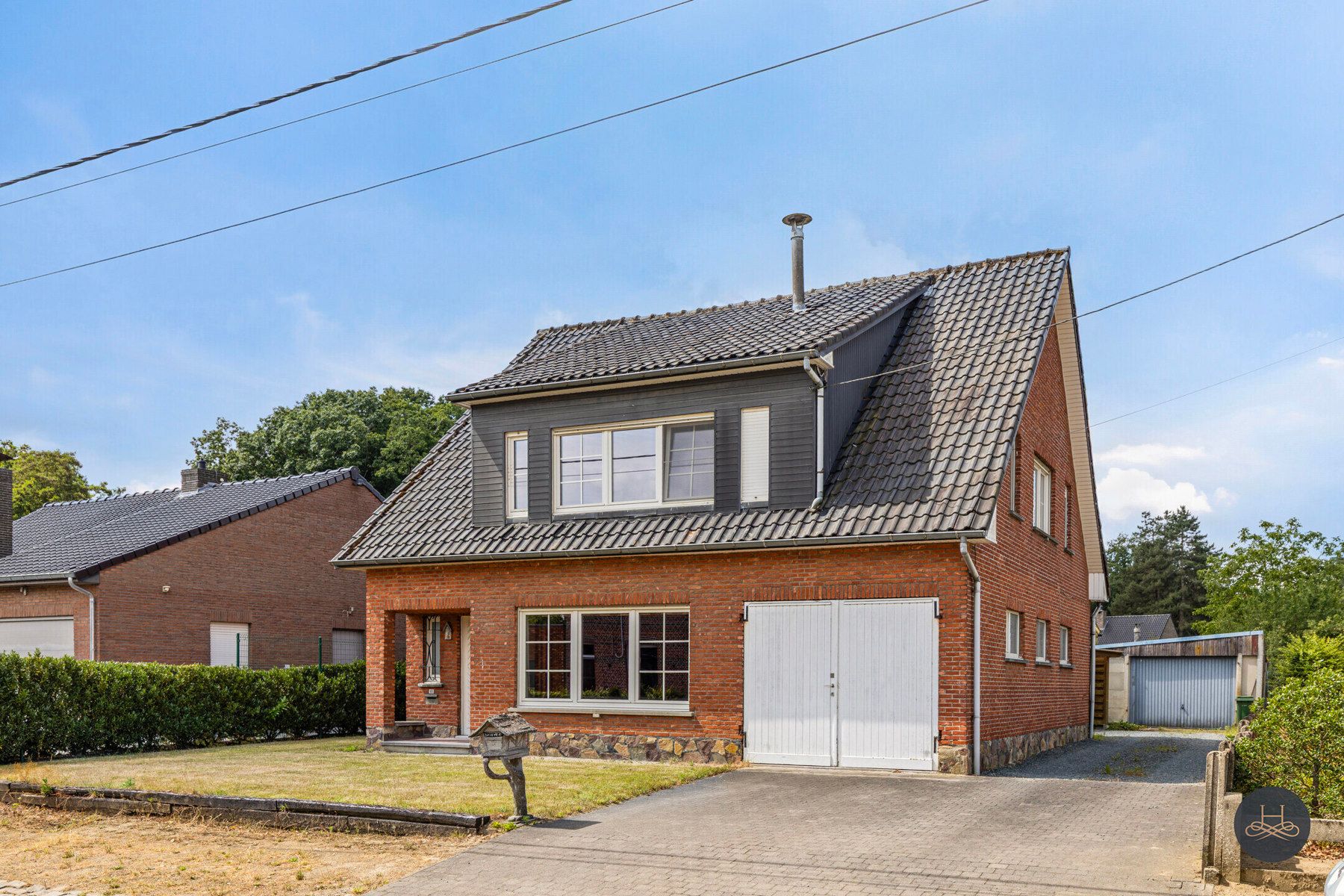 Ruime te renoveren woning met grote tuin en veel parking foto 7