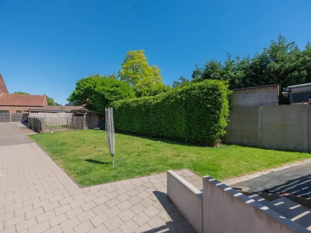 Charmante woning in gesloten bebouwing met ruim terras, tuin en bijhorende carport, volledig onderkelderd met inpandige garage, in het centrum foto 6