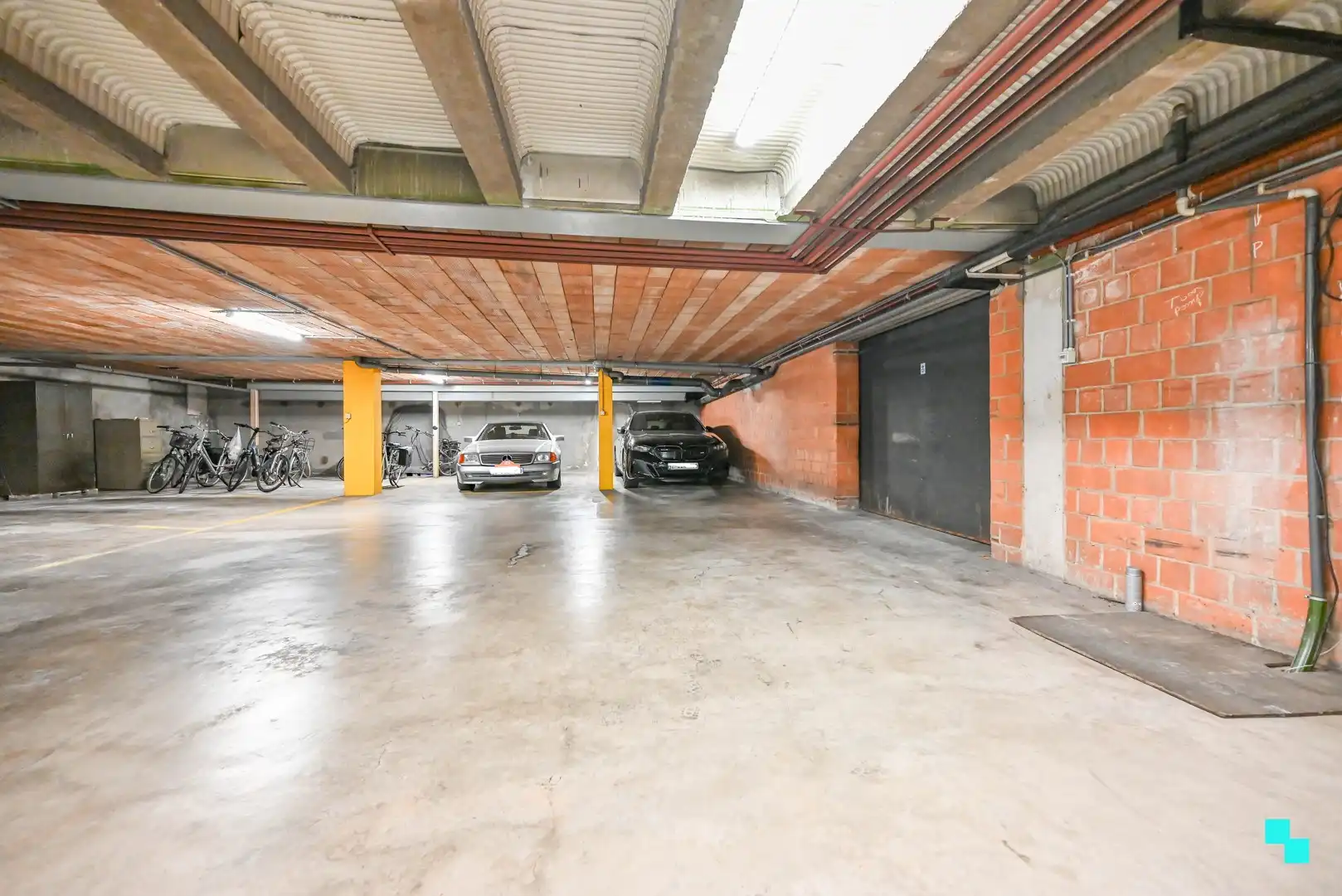 Ruim appartement met ondergrondse autostaanplaats foto 18