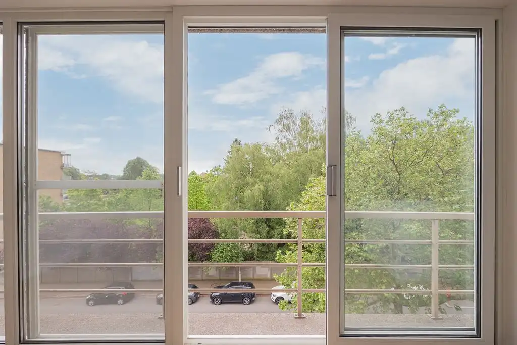 Ruim gerenoveerd appartement met groen zicht en parkeerplaats foto 4