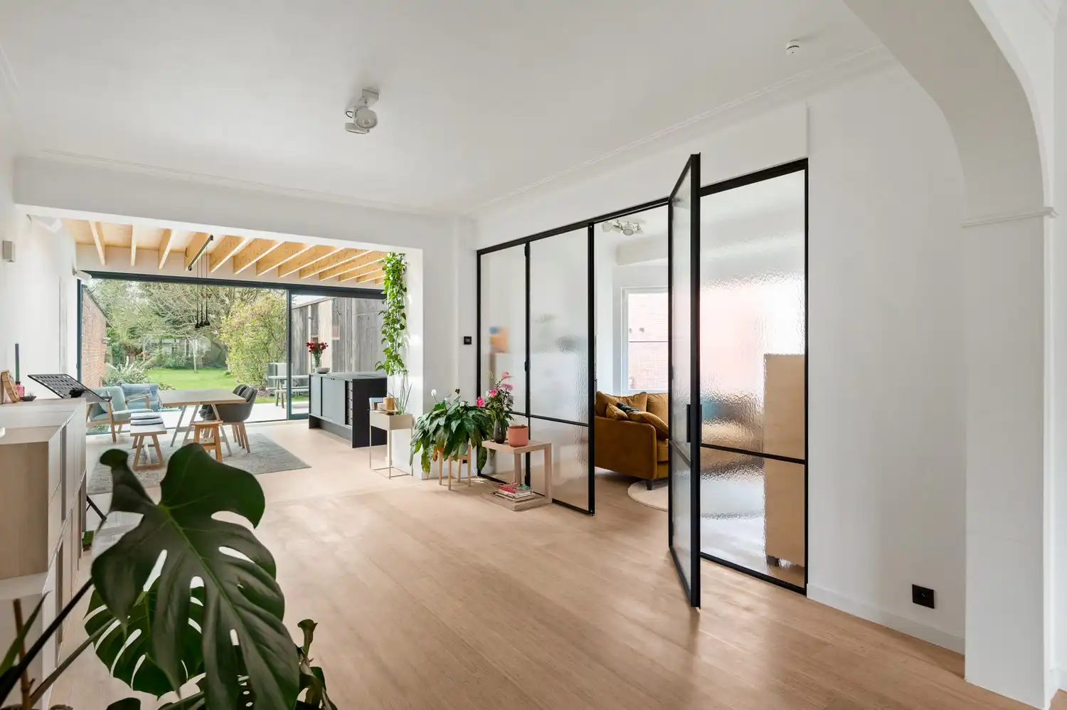 Instapklare woning met magazijn, 4 slaapkamers en 2 badkamers te Ranst! foto 9