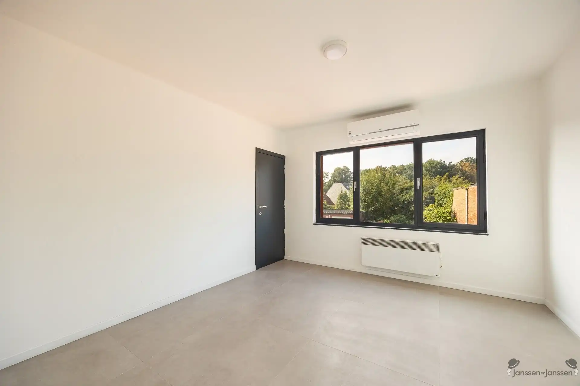 Karaktervolle, gerenoveerde woning met veelzijdige indeling tegenover de kerk van Brecht  foto 4