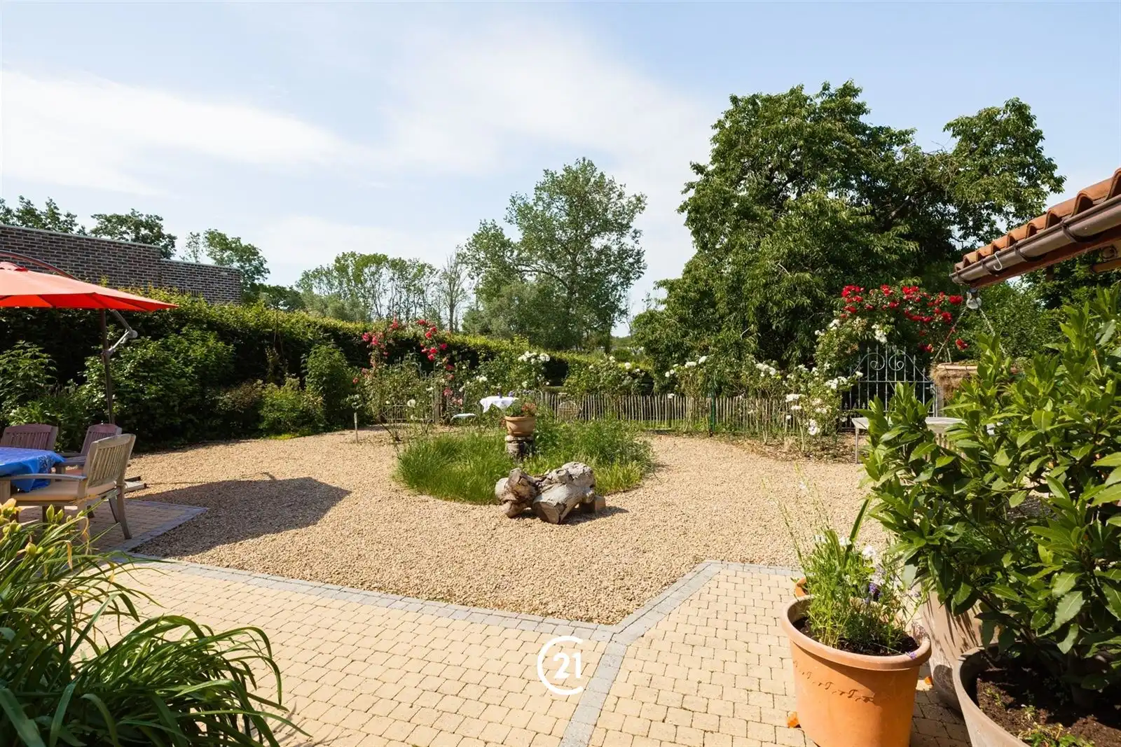 Ruime gezinswoning met zuidgerichte tuin en dubbele garages op 8are05 foto 26