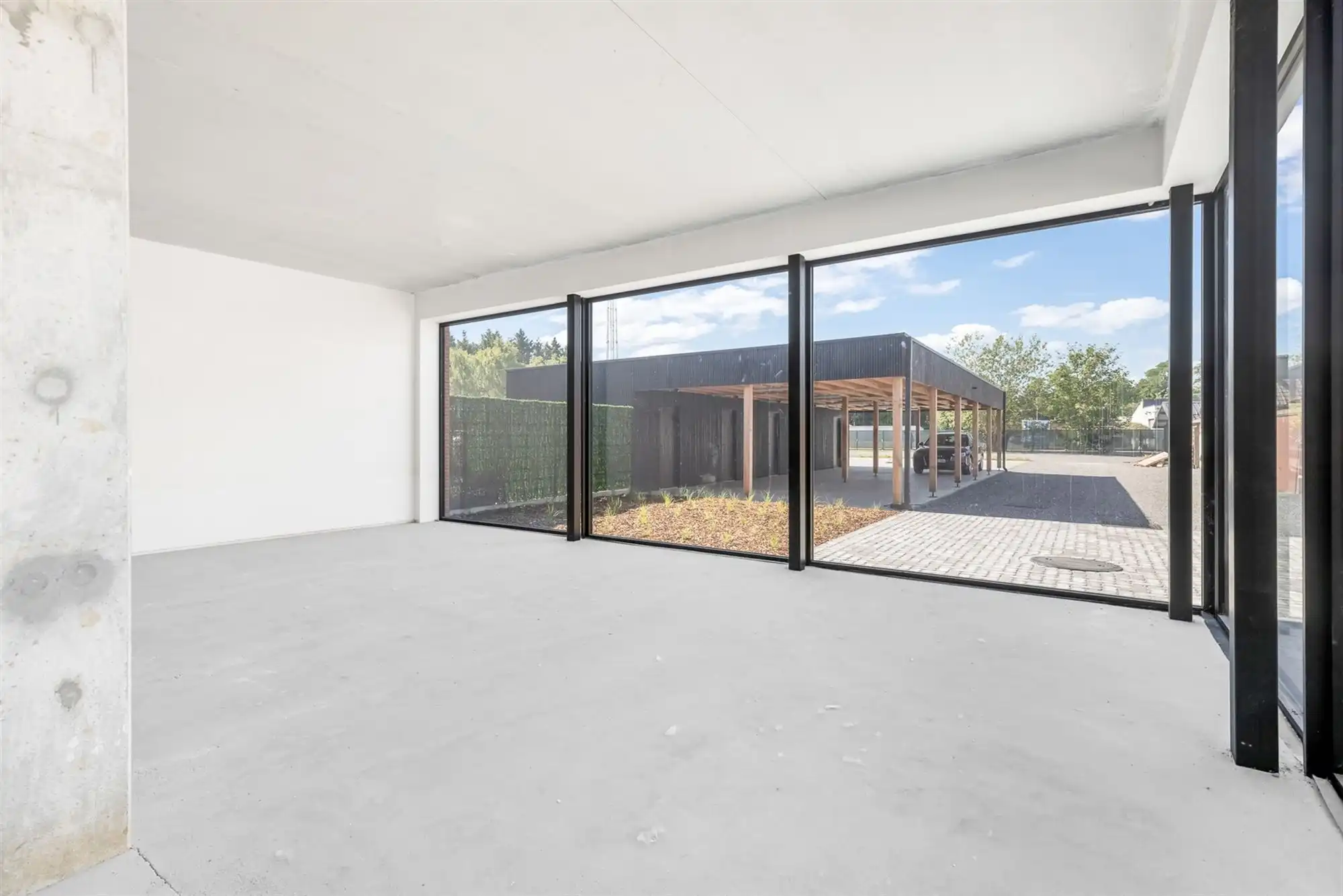 HANDELSRUIMTE VAN 195M² MET GROTE RAAMPARTIJEN, OPEN STRUCTUUR VOOR TALLOZE MOGELIJKHEDEN EN RUIME PARKEERMOGELIJKHEDEN AAN DE ACHTERZIJDE foto 21