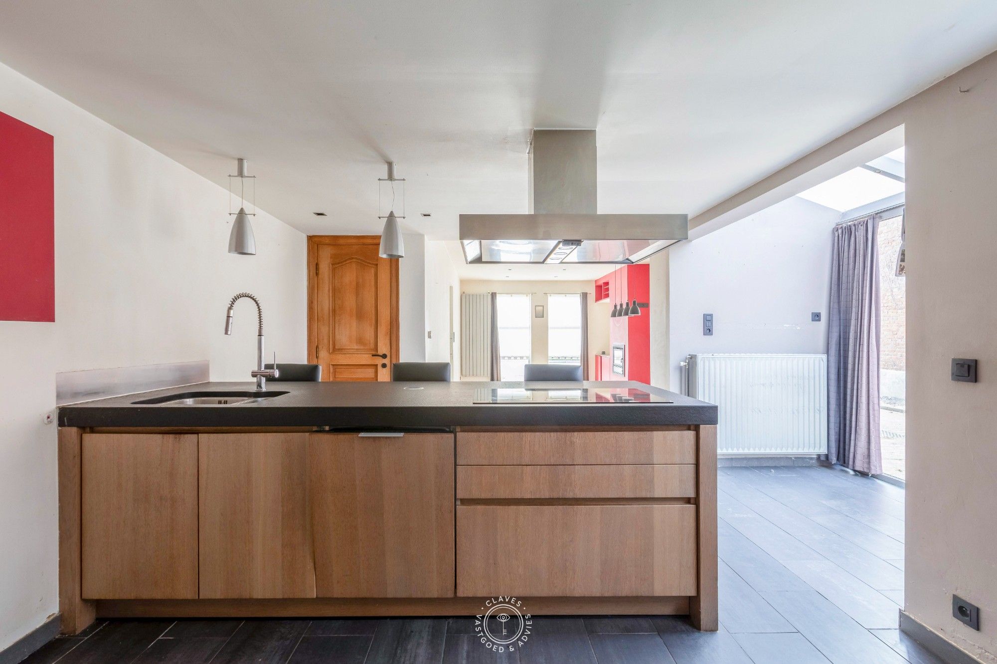 Open bebouwing met ruime garage en fijne tuin met prachtig zicht op de velden foto 10