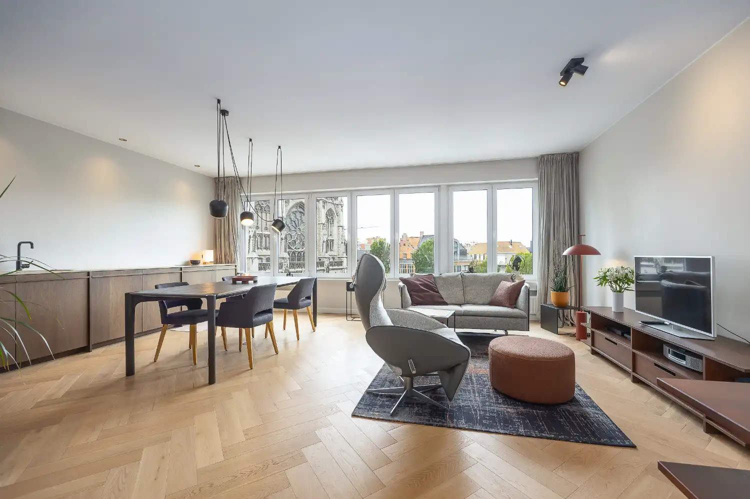 Gerenoveerd twee slaapkamer appartement met open zicht foto 3
