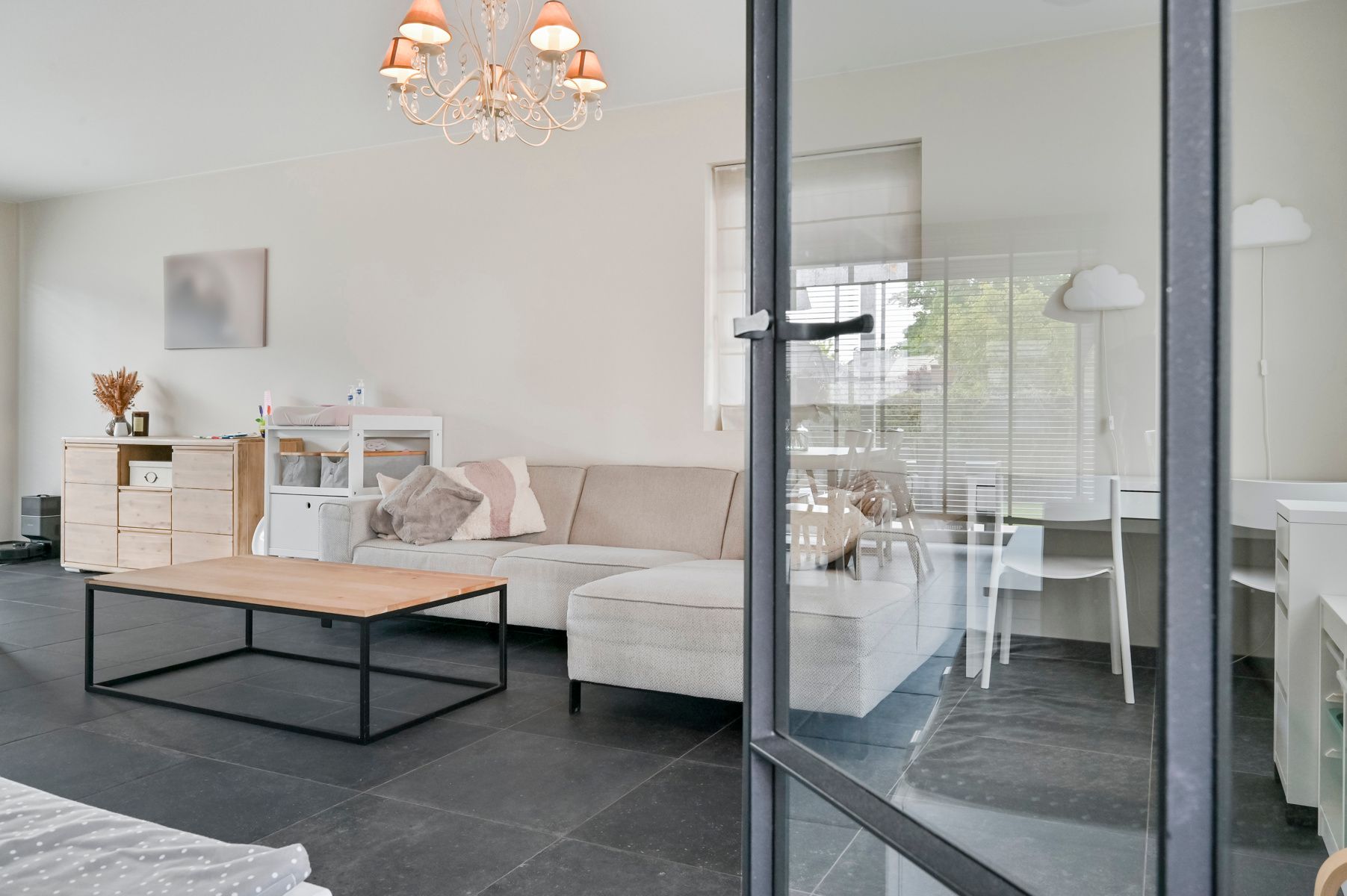 Recente halfopen bebouwing in residentiële wijk  foto 4