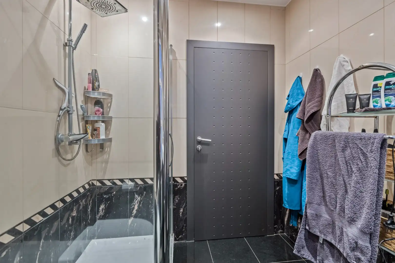 Ruim appartement gelegen op de 1ste verdieping in het centrum van Maaseik! foto 12