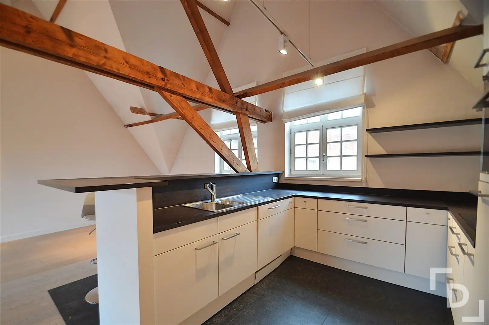 Ruim duplex appartement met garage te huur op toplocatie in Ieper foto 9