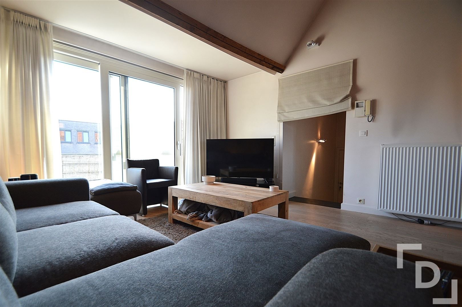Ruim duplex appartement met garage te huur op toplocatie in Ieper foto 9