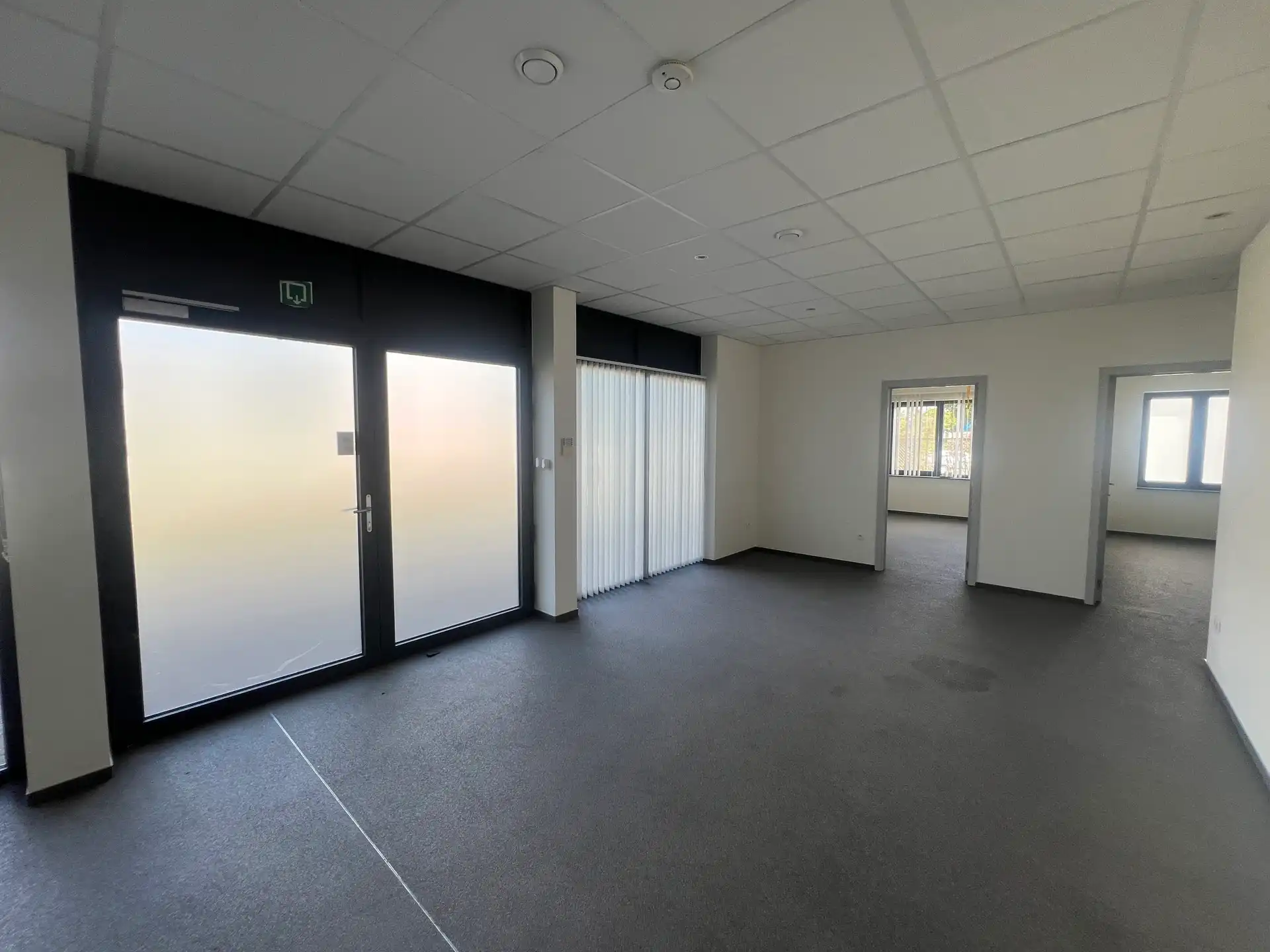Bedrijfsgebouw met kantoren en woning in Houthalen foto 2