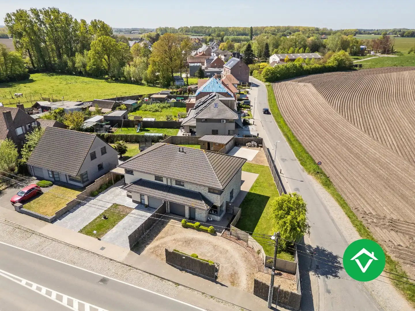 Recente woning (2011) met 3 slaapkamers, inpandige garage en vergezichten te Koekelare foto 2